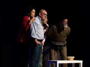 Famiglia Micidiale: Risate e Intrighi al Teatro Golden,