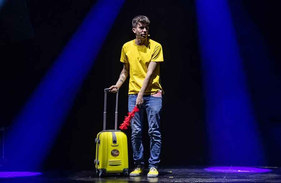 Raffaello Corti porta la sua magia comica a teatro.