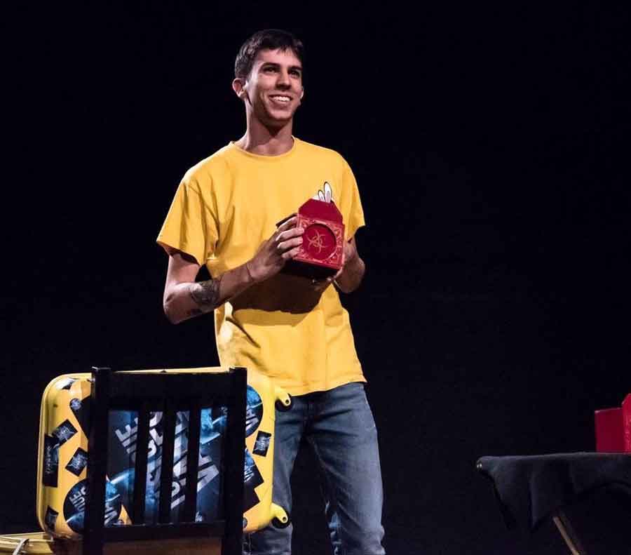 Raffaello Corti porta la sua magia comica a teatro.